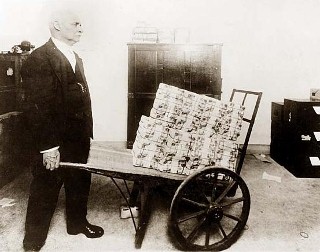Anatomy of an Economic Collapse – Weimar Republic weimar currency wheelbarrow 320x2521 Anatomy of an Economic Collapse – Weimar Republic