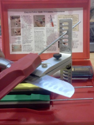 knife sharpening clamp 300x400 Gatco Edgemate Professional Knife Sharpening System Review